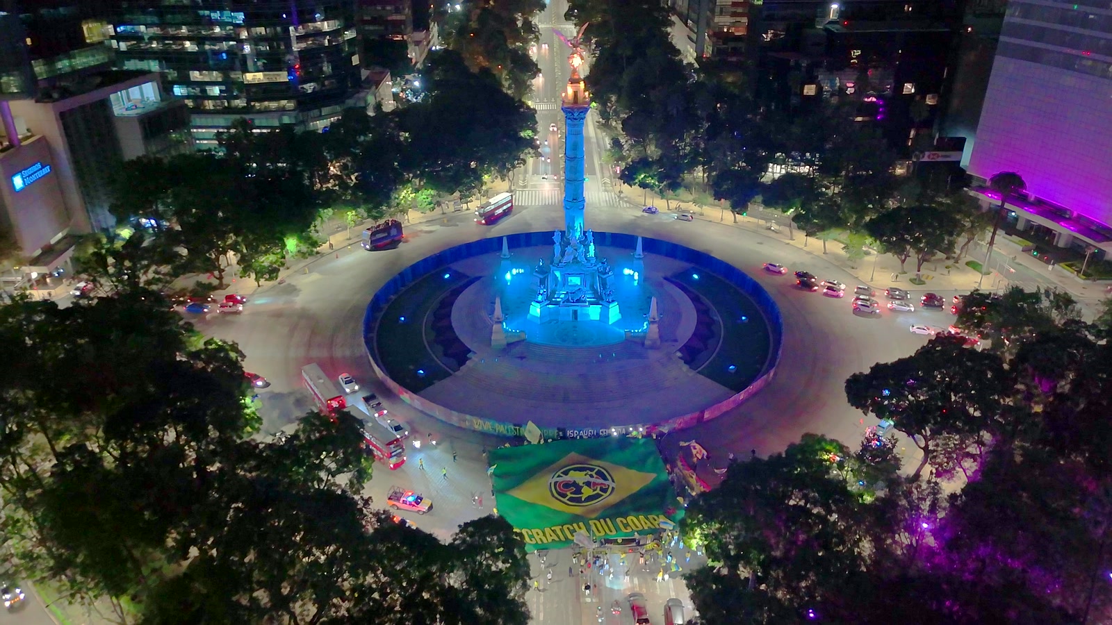 Monumento iluminado de noche