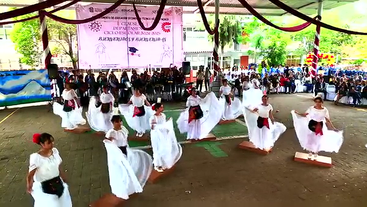 Danza folklórica en graduación