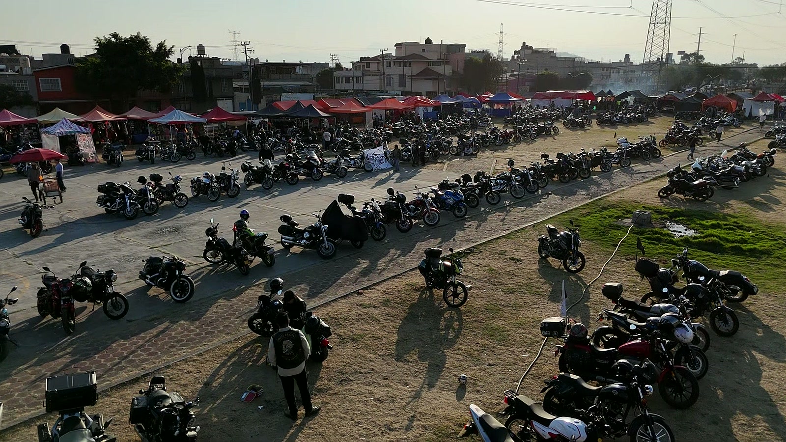 Rodada de motos vista aérea